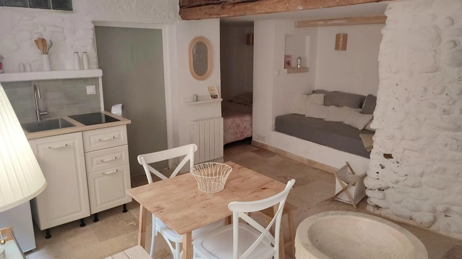Studio Climatise Au Calme Au Coeur Du Village Medieval Avec Rue Pietonne location